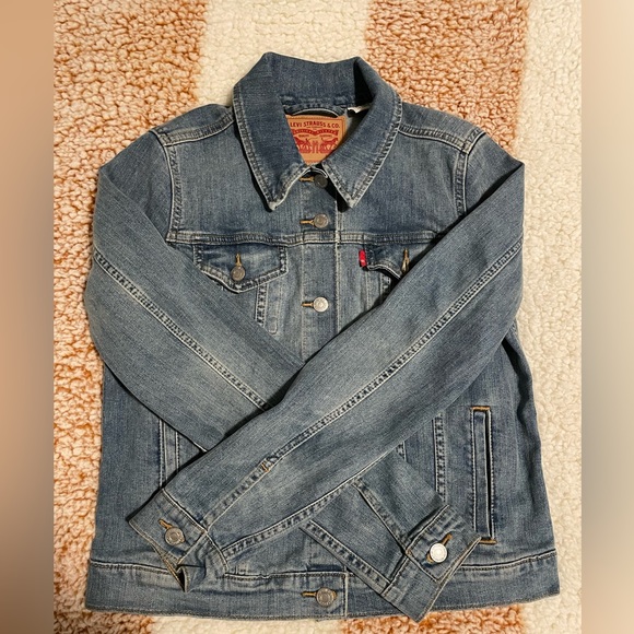Women’s Levi’s jean jacket size medium. - Picture 1 of 2